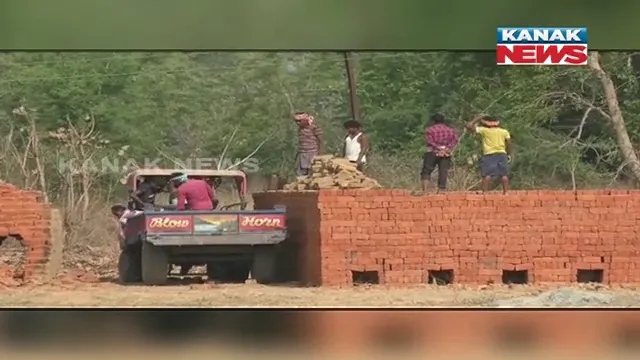 ପଦ୍ମପୁରରେ ମାତିଛନ୍ତି ଇଟା ମାଫିଆ । ବେଆଇନ୍ ଭାବେ ଚାଲିଛି ଇଟା ତିଆରି । ସବୁ ଜାଣି ବି ନିରବ ପ୍ରଶାସନ ।