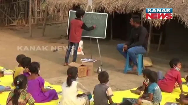 ଗାଁ ଦାଣ୍ଡରେ ଚାଲିଛି ପାଠପଢ଼ା । ଗୁଣୁପୁର ଆଦର୍ଶ ଥାନାର ଏସଆଇଙ୍କ ଉଦ୍ୟମରେ ଖୋଲିଛି ମୁକ୍ତକାଶ ବିଦ୍ୟାପୀଠ । ମାଗଣାରେ ପାଠ ପଢ଼ାଉଛନ୍ତି ସ୍ଥାନୀୟ ଶିକ୍ଷିତ ଯୁବକ ।