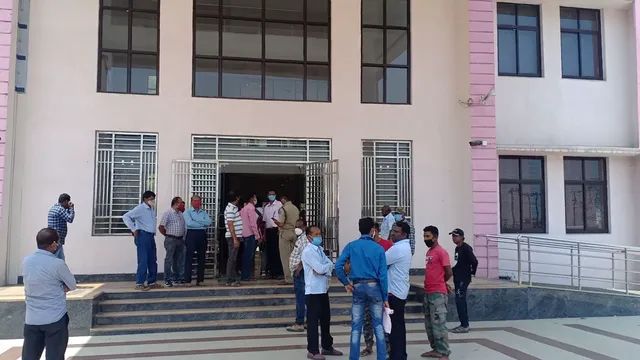 ପୂରଣ ହେଲାନି ଦାବି : ସମ୍ବଲପୁର ବିଶ୍ୱବିଦ୍ୟାଳୟରେ କର୍ମଚାରୀଙ୍କ ଆତ୍ମାହୂତି ଉଦ୍ୟମ