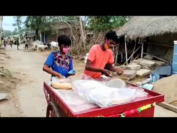 କଅଁଳ କାନ୍ଧରେ ପରିବାର ବୋଝ । ପରିବାର ଚଳାଇବା ପାଇଁ ଠେଲାଗାଡିରେ ଜଳଖିଆ ବିକୁଛନ୍ତି ଦୁଇ ନାବାଳକ ଭାଇ ବିକାଶ ଓ ଆକାଶ ।