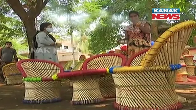 ରାସ୍ତା କଡରେ ମନ ମୋହୁଛି ବେତ ତିଆରି ସାମଗ୍ରୀ । ଚେୟାରଠୁ ଆରମ୍ଭ କରି ବିଭିନ୍ନ କିସମର ସାମଗ୍ରୀ କିଣିବାକୁ ଜମୁଛି ଗ୍ରାହକଙ୍କ ଭିଡ ।