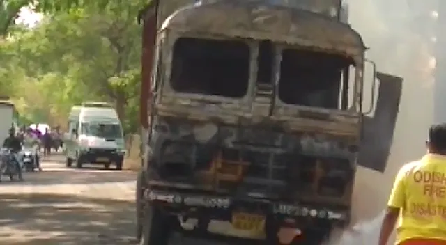 ମଝି ରାସ୍ତାରେ ଜଳିଗଲା ଟ୍ରକ୍ : ଅଳ୍ପକେ ବର୍ତ୍ତିଲେ ଡ଼୍ରାଇଭର, ନିଆଁ ଲାଗିବାର କାରଣ ଅସ୍ପଷ୍ଟ