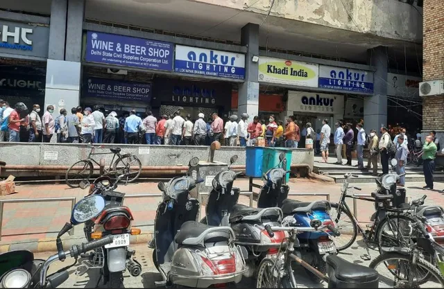 ଦିଲ୍ଲୀରେ ଲକଡାଉନ ଲାଗିବା ପରେ କାହାକୁ କ'ଣ ଚିନ୍ତା : ଏଠି ମଦୁଆଙ୍କୁ ଘାରିଛି ମଦ ଚିନ୍ତା; କାଉଣ୍ଟର ଆଗରେ ଧାଡି ଲଗାଇଛନ୍ତି ବହୁ ସଂଖ୍ୟାରେ ଲୋକ