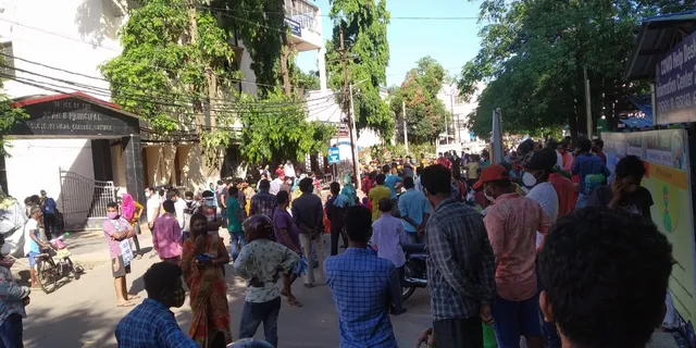 କଟକ ଏସସିବି କୋଭିଡ୍ ହସ୍ପିଟାଲ ବାହାରେ ଉତ୍ତେଜନା : ୱାର୍ଡ ଭିତରକୁ ପ୍ରବେଶ ଅନୁମତି ମିଳୁନଥିବାରୁ ଅସନ୍ତୋଷ