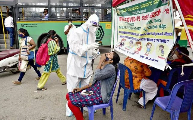ବେଙ୍ଗାଳୁରୁରେ କରୋନା ସ୍ଥିତି ଅଣାୟତ । ପ୍ରତି ୨ ଜଣରେ ଜଣେ କରୋନା ପଜିଟିଭ ଚିହ୍ନଟ । ୫୫ ପ୍ରତିଶତରେ ପହଞ୍ଚିଲା ପଜିଟିଭ ରେଟ୍