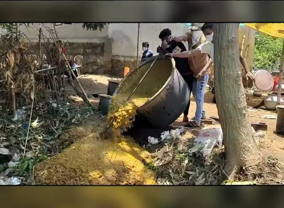 ପେଟକୁ ଗଲାନି ଖାଦ୍ୟ, ଆହାର ବନିଲା ଅଳିଆ । କୋଭିଡ୍ କଟକଣା ଉଲଂଘନ ଅଭିଯୋଗରେ ୨ ହଜାର ଲୋକଙ୍କ ଖାଇବା ଫିଙ୍ଗିଦେଲା ଗଂଜାମ ପ୍ରଶାସନ