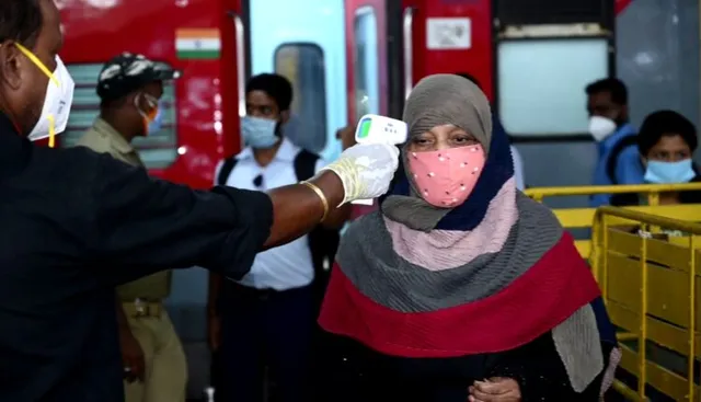 ରାଉରକେଲା ଷ୍ଟେସନରେ କୋଭିଡ୍‌ ସଚେତନତା । ଯାତ୍ରୀମାନଙ୍କ ସୁରକ୍ଷା ପାଇଁ ବିଶେଷ ବ୍ୟବସ୍ଥା