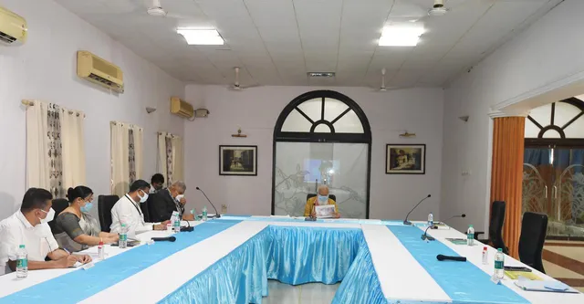 ମୋଦିଙ୍କୁ ଅଧଘଣ୍ଟା ଅପେକ୍ଷା କରାଇଲେ ମମତା । ଅନ୍ୟ ସ୍ଥାନରେ ମିଟିଂ ଥିବା କହି ବାତ୍ୟା ସମ୍ପର୍କିତ କାଗଜପତ୍ର ଦେଇ ଚାଲିଗଲେ ପଶ୍ଚିମବଙ୍ଗ ମୁଖ୍ୟମନ୍ତ୍ରୀ ।