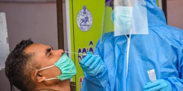 ଦୁଇ ଦିନ ହେଲା ରାଜ୍ୟରେ ସାମାନ୍ୟ ହ୍ରାସ ପାଉଛି ଦୈନିକ ସଂକ୍ରମଣ । ବିଶେଷଜ୍ଞଙ୍କ ମତରେ ସରକାରଙ୍କ କଟକଣା ଯୋଗୁଁ ଧୀରେ ଧୀରେ ଭାଙ୍ଗୁଛି ସଂକ୍ରମଣ ଚେନ୍