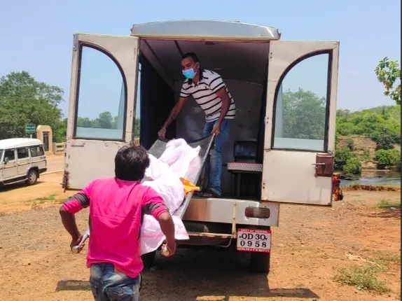 ଘରେ ପହଂଚିବା ପୂର୍ବରୁ ଟଳି ପଡିଲା ଦାଦନ କନ୍ୟା । ପ୍ରଶାସନ ସହାୟତାରେ ଘରେ ପହଞ୍ଚିଲା ମୃତଦେହ