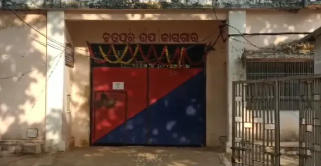 ଗଞ୍ଜାମ ଜିଲ୍ଲା ଛତ୍ରପୁର ଉପକାରାଗାରରେ ପଶିଲା କରୋନା । କାର୍ଯ୍ୟରତ ଆସିଷ୍ଟାଂଟ ଜେଲରଙ୍କ ମୃତ୍ୟୁ, ଏପଟେ ଏମକେସିଜିରେ ଗହଳି ନକରିବାକୁ ଜିଲ୍ଲାପାଳଙ୍କ ଅନୁରୋଧ ।