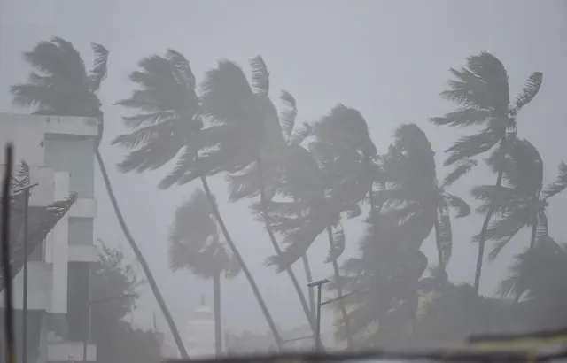 ବାତ୍ୟା ମୁକାବିଲା ପାଇଁ ବ୍ୟାପକ ପ୍ରସ୍ତୁତି । ଉପକୂଳ ଜିଲ୍ଲା ଗୁଡ଼ିକରେ ମାଇକ୍ ଲଗାଇ ମତ୍ସଜୀବୀଙ୍କୁ ସର୍ତକ କଲା ପ୍ରଶାସନ, ସମୁଦ୍ର ଭିତରୁ ଫେରି ଆସିବା ପାଇଁ ସତେତନ କରୁଛି ତଟ ସୁରକ୍ଷା ବାହିନୀ