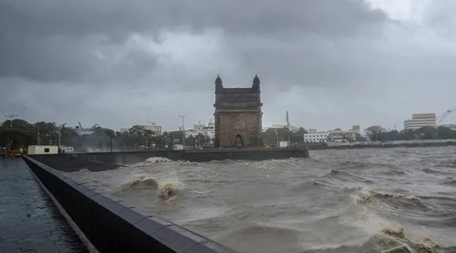 ବାତ୍ୟା ତୌକତେରେ ତାଣ୍ଡବ । ରାତି ୮ଟା ଯାଏଁ ମୁମ୍ବାଇ ଏୟାରପୋର୍ଟ ବନ୍ଦ