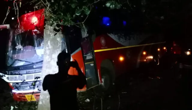 କୋଭିଡ ଡ୍ୟୁଟିକୁ ଯାଉଥିବା ଡାକ୍ତରଙ୍କ ଗାଡି ଦୁର୍ଘଟଣାଗ୍ରସ୍ତ । ୮ ଡାକ୍ତର ଆହତ ।