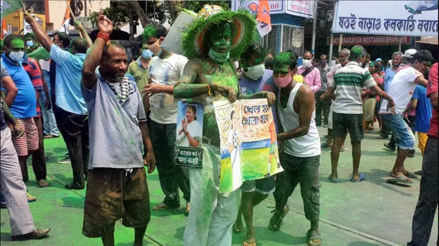 ନା ଭୂତାଣୁକୁ ଭୟ, ନା ନିୟମକୁ ଡର । କରୋନାରେ ଜୀବନ ବାଜିରେ ଲାଗୁଥିବା ବେଳେ ରେଜଲ୍ଟ ଆସୁ ଆସୁ ଏକାଠି ହୋଇ ଉତ୍ସବ ମନେଇଲେଣି ସମର୍ଥକ ।