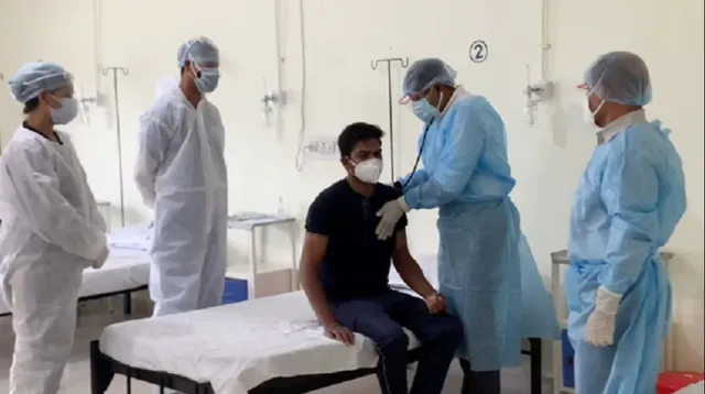 ସାବାସ ଏସପି ! ସକାଳୁ ସନ୍ଧ୍ୟା ଯାଏଁ ବର୍ଦ୍ଦିରେ ରହି କରନ୍ତି ପୋଲିସର ଡ୍ୟୁଟି, ପରେ ଡାକ୍ତର ହୋଇ କରନ୍ତି କରୋନା ଆକ୍ରାନ୍ତଙ୍କ ଚିକିତ୍ସା ।