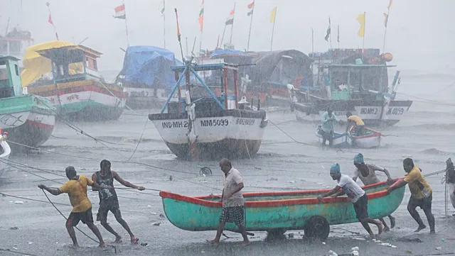 ଗୁଜୁରାଟ ଆଡକୁ ମାଡ଼ି ଚାଲିଛି ବାତ୍ୟା-‘ତାଉ-ତେ' । ଆଜି ରାତି ସାଢ଼େ ୧୧ଟା ସୁଦ୍ଧା ପୋର-ବନ୍ଦର ଅତିକ୍ରମ କରିପାରେ ସଭିୟର ସାଇକ୍ଲୋନିକ୍ ଷ୍ଟର୍ମ 