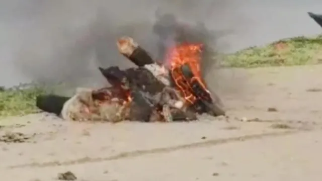 ଗଙ୍ଗା କୂଳରେ ଟାୟାର ଜାଳି ମୃତଦେହ ପୋଡିଦେଲା ପୋଲିସ । ଭିଡିଓ ଭାଇରାଲ ପରେ ୫ ପୋଲିସ କର୍ମଚାରୀ ସସପେଣ୍ଡ 