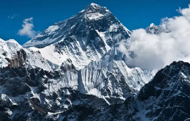 ବିଶ୍ବର ସର୍ବୋଚ୍ଚ ଗିରିଶୃଙ୍ଗ ଏଭରେଷ୍ଟରେ ପହଞ୍ଚିଲା କରୋନା । ୧୭ ପର୍ବତାରୋହୀ ସଂକ୍ରମିତ ।