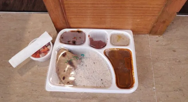 ଏସସିବିରେ କରୋନା ରୋଗୀଙ୍କୁ ଦିଆଯାଉଛି ସୁଷମ ଖାଦ୍ୟ । ଦିନକୁ ରୋଗୀଙ୍କ ପାଇଁ ଖର୍ଚ୍ଚ ହେଉଛି ୨୪୦ ଟଙ୍କା ।