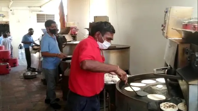 କାଲି ରାସ୍ତାରେ ଭିକ ମାଗୁଥିଲେ, ଆଜି ଭୋକିଲାଙ୍କ ଭୋକ ଦୂର କରୁଛନ୍ତି । ଜୀବନ ଜିଇଁବାକୁ ରାସ୍ତାକଡରେ ସଂଘର୍ଷ କରୁଥିବା ଲୋକେ, ଆଜି ଅସହାୟଙ୍କ ସାହାରା ସାଜିଛନ୍ତି ।