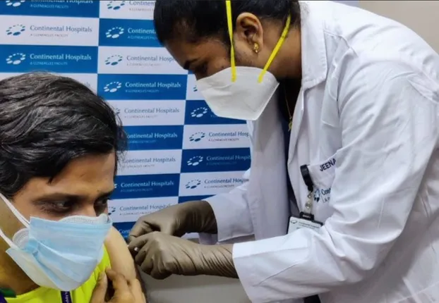 ହାଇଦ୍ରାବାଦରେ ଦିଆଗଲା ଋଷ ଟିକା ସ୍ପୁଟନିକ ଭି : ପ୍ରଥମ ଡୋଜ ନେଲେ କଷ୍ଟମ ଫାର୍ମାର ଅନ୍ତର୍ଜାତୀୟ ମୁଖ୍ୟ