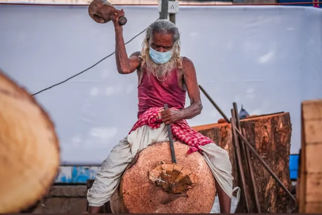 ଜୈବ ବଳୟ ସୁରକ୍ଷା ଭିତରେ ଚାଲିଛି ରଥନିର୍ମାଣ କାମ : ମାସ୍କ, ସାନିଟାଇଜର ବ୍ୟବହାର ସହିତ ସାମାଜିକ ଦୂରତା ବଜାୟ ରଖିବାକୁ କଡା ନିର୍ଦ୍ଦେଶ