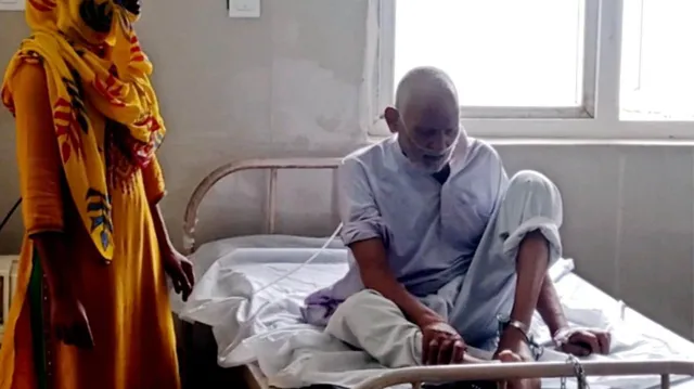 ୯୦ ବର୍ଷୀୟ ବୃଦ୍ଧ କଏଦୀ ହସ୍ପିଟାଲରେ ଭର୍ତ୍ତି । ପାଦରେ ବେଡି ବନ୍ଧାଯାଇ କରାଯାଉଛି ଚିକିତ୍ସା ।