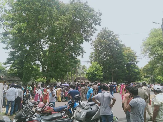 ଟିକା ନେବାକୁ ଠେଲାପେଲା । ଭିଡରେ ବ୍ରେକ ଦେଇପାରୁନି ଭୂତାଣୁ ଭୟ ।