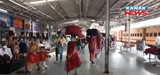 ଷ୍ଟେସନ ମୁଖ୍ୟ ଫାଟକ ଦେଇ ଫେରୁନାହାନ୍ତି ପ୍ରବାସୀ : ରାୟଗଡାରେ ଟ୍ରେନରୁ ଓହ୍ଲାଇ ଗଳାବାଟ ଦେଇ ଚାଲିଯାଉଛନ୍ତି ଘରକୁ