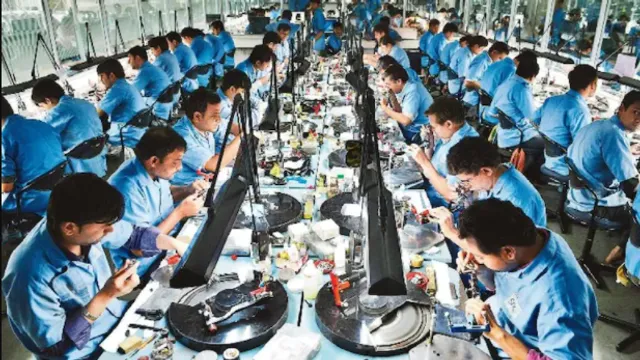 ସୁରଟରେ ବିଗୁଡୁଛି ସ୍ଥିତି...ବନ୍ଦ ହେଉଛି ହୀରା କାରଖାନା । ଘରକୁ ଫେରୁଛନ୍ତି ୫୦ରୁ ୭୦ ପ୍ରତିଶତ ଶ୍ରମିକ, ବାଧ୍ୟ ହୋଇ କାରଖାନା ବନ୍ଦ କରୁଛନ୍ତି କର୍ତୃପକ୍ଷ ।