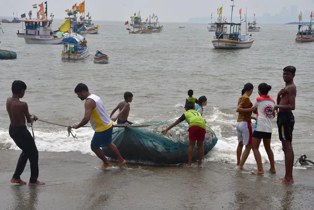 ଅତି ଭିଷଣ ସାମୁଦ୍ରିକ ଝଡର ରୂପ ନେଲା ତୌକତେ । ପ୍ରଭାବରେ ଗୁଜରାଟର ଅଧିକାଂଶ ସ୍ଥାନରେ ବର୍ଷା ପବନ ଜାରି