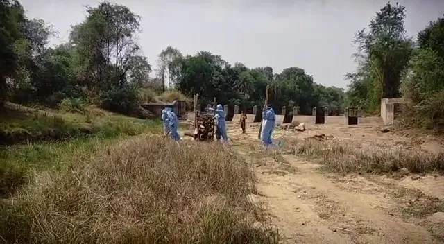 କରୋନା କାଳରେ ହଜିଗଲା ମାନବିକତା : ଶବକୁ କାନ୍ଧ ଦେଲେନି କେହି; ଅନ୍ତିମ ସଂସ୍କାର ପାଇଁ ଆଗେଇ ଆସିଲେ ସ୍ବେଚ୍ଛାସେବୀ 