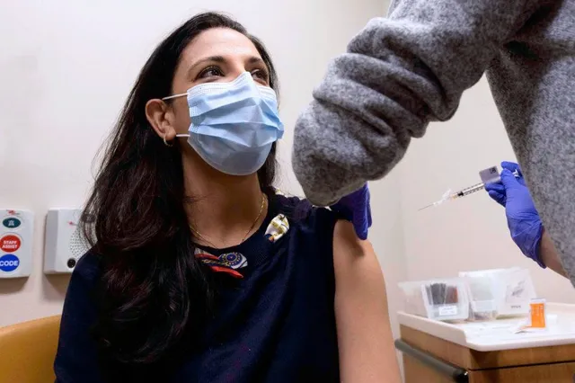 ଭିନ୍ନ ଭିନ୍ନ ଟିକାର ଦୁଇଟି ଡୋଜ ନେଲେ କଣ ରହିବ ଏହାର ପାର୍ଶ୍ୱ ପ୍ରତିକ୍ରିୟା ? ପଢନ୍ତୁ କଣ କହୁଛି ଗବେଷଣା