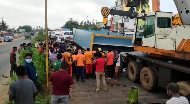 ଭୁବନେଶ୍ୱରରେ ଖଣ୍ଡଗିରି ନିକଟରେ ଦୁର୍ଘଟଣା । ଘଟଣାରେ ମାଲ ବୋଝେଇ ଟ୍ରଲର ଡ୍ରାଇଭର ମୃତ, ହେଲପର ଗୁରୁତର