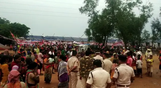 ବର୍ଷା ପବନରେ ଅସ୍ଥାୟୀ ଘର ଭାଙ୍ଗିବାରୁ ଉତ୍ତେଜନା : ପୁଲିସ ଗାଡ଼ି ଭଙ୍ଗାରୁଜା, କର୍ମଚାରୀଙ୍କୁ ଆକ୍ରମଣ