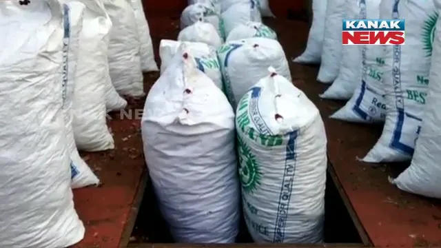 ବିଷମକଟକ ପୋଲିସକୁ ମିଳିଲା ପୁଣି ଏକ ସଫଳତା : ପିଆଜ ବୋଝେଇ ମିନିଟ୍ରକରୁ ୩୭୫ କେଜି ଗଞ୍ଜେଇ ଜବତ