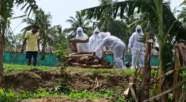 କରୋନାର କରୁଣ ଚିତ୍ର : ନିଆଳିରେ କାନ୍ଧ ଦେବାକୁ ଆସିଲେନି ସମ୍ପର୍କୀୟ; ସାମ୍ବାଦିକ କଲେ ସଂସ୍କାର