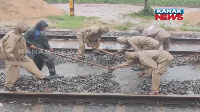 ବାତ୍ୟା ଚାଲିଯିବା ପରେ ତ୍ୱରାନ୍ୱିତ ହେଲା ପୁନରୁଦ୍ଧାର କାର୍ଯ୍ୟ : ରାତିିରେ ବି ଗଛ କାଟି ରାସ୍ତା ସଫା କଲେ ଓଡ୍ରାଫ୍ ଟିମ୍; ପ୍ରଭାବିତ ଜିଲ୍ଲାର ରେଲୱେ ଟ୍ରାକ୍ ଯାଂଚ