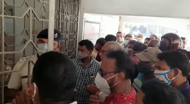 ଧାନ କିଣା ପ୍ରସଙ୍ଗକୁ ନେଇ ତାତିଲେ ଚାଷୀ : ରବି ଧାନକିଣାରେ ଟୋକନ ଅବଧି ବୃଦ୍ଧି ଦାବିରେ ସରକାରୀ ଅଫିସ ଘେରାଉ