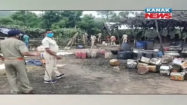 ଆଠଗଡ କରଡ଼ାପଲ୍ଲୀ ଜଙ୍ଗଲରେ ଅବକାରୀ ବିଭାଗର ଚଢାଉ : ମାଫିଆଙ୍କ ଦ୍ୱାରା କର୍ମଚାରୀଙ୍କ ଉପରକୁ ବୋତଲ ବୋମାମାଡ  