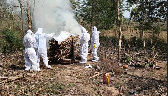 ମହାମାରୀ ସମୟରେ ମାନବିକତା ହରାଉଛି ମଣିଷ : ସଂକ୍ରମଣ ଭୟରେ ଶବକୁ ଛୁଇଁଲେନି କେହି...ପିପିଇ କିଟ୍ ପିନ୍ଧି ୨ ପୁଅ କଲେ ବାପାଙ୍କ ଶବଦାହ