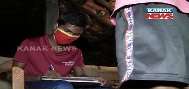 କରୋନା ପାଇଁ ସ୍କୁଲରେ ପଡିଛି ତାଲା : ନିଜ ଗାଁର ପିଲାଙ୍କୁ ପାଠ ପଢାଉଛନ୍ତି ଗାଁର ଉଚ୍ଚଶିକ୍ଷିତ ଯୁବକ ସୁମନ