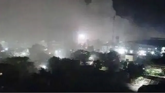 କାରଖାନାରୁ ଗ୍ୟାସ୍ ଲିକ୍, ମହାରାଷ୍ଟ୍ର ବଦଲାପୁରରେ ଆତଙ୍କ ।  ନିଶ୍ୱାସ ପ୍ରଶ୍ୱାସରେ ହେଉଛି କଷ୍ଟ, ଆତଙ୍କିତ ଅବସ୍ଥାରେ ଲୋକେ