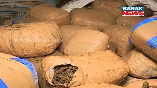 ଅକ୍ସିଜେନ୍ ସିଲିଣ୍ଡର ବୋଝେଇ ଟ୍ରକରେ ହେଉଥିଲା ଗଂଜେଇ ଚୋରା ଚାଲାଣ । ବିଶାଖପାଟଣାରୁ ଦିଲ୍ଲୀ ଯାଉଥିବା ବେଳେ କୋରାପୁଟରେ ଜବତ କଲା ପୁଲିସ