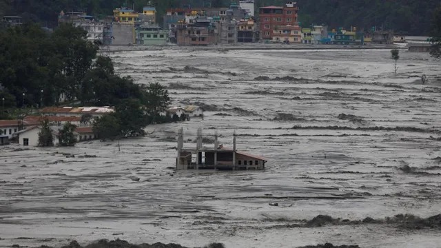 ହଠାତ ବନ୍ୟା ଯୋଗୁଁ ଭୁଟାନ ଓ ନେପାଳରେ କ୍ଷୟକ୍ଷତି । ଭୁଟାନରେ ୧୦ ମୃତ, ୫ ଆହତ । ସେପଟେ ନେପାଳରେ ୧୦ ନିଖୋଜଙ୍କ ମଧ୍ୟରେ ୩ ଭାରତୀୟ