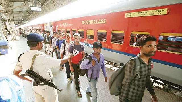 କରୋନା କମିଲା, ସୁରଟ ମୁହାଁ ହେଲେ ଗଞ୍ଜାମ ଜିଲ୍ଲାର ଶ୍ରମିକ । ପେଟ ପାଟଣା ପାଇଁ ଗୁଜୁରାଟ ଗଲେ ଶହଶହ ଶ୍ରମିକ । 