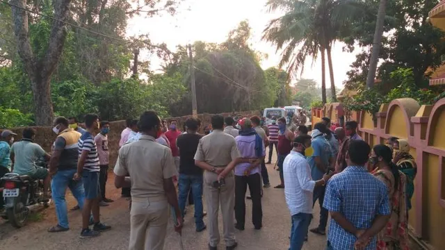 କୋଭିଡ୍ ଆକ୍ରାନ୍ତଙ୍କ ମୃତ ଶରୀର ପୋତିବାକୁ ନେଇ ଉତ୍ତେଜନା । ରାସ୍ତା ଅବରୋଧ କଲେ ଲୋକେ ।