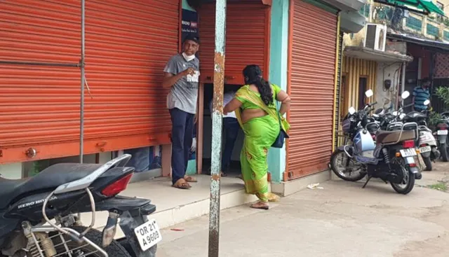 ବଜାରରେ ଜମୁଛି ଲୋକଙ୍କ ଗହଳି । ସଟର ବନ୍ଦ କରି ଚାଲିଛି ଶାଢି ବିକ୍ରି । ଲୋକେ ଏମିତି ମାନୁଛନ୍ତି କରୋନା କଟକଣା ।