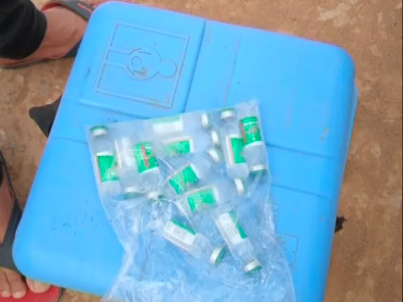 ଟିକା ନେବାକୁ ଅନାଇ ବସିଥିଲେ ୧୨୦ଜଣ : ସ୍ୱାସ୍ଥ୍ୟକର୍ମୀ ଆଣୁଥିଲେ ୧୨ଟି ଶିଶି କୋଭିଡ ଟିକା; ହେଲେ ପହଂଚିବା ଆଗରୁ ଅଧବାଟରେ ଟିକା ବିକି ଦେଇଥିବା ଅଭିଯୋଗ